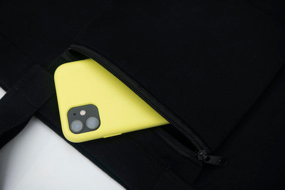 
                  
                    Load image into Gallery viewer, Studio foto detailshot van Sanplu tas; vakje met ritssluiting voor waardevolle spullen.
                  
                
